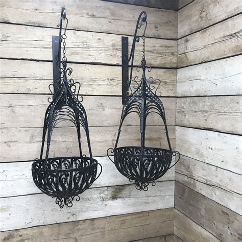 metal wire basket with bracket|metal wire hanging baskets.